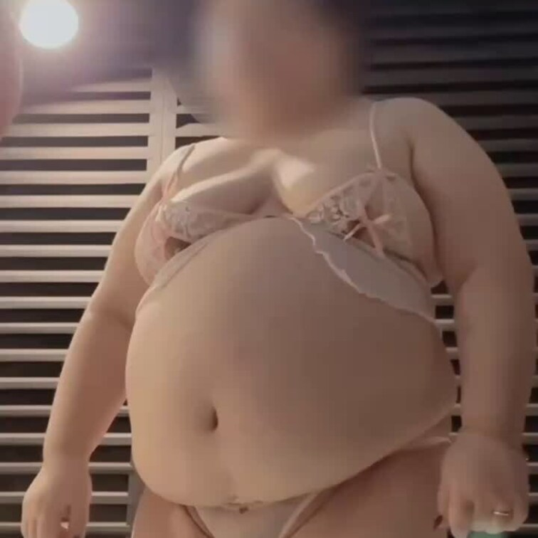 みけぽは後ろから抱きしめられるのがとても好きです。
色々なところを後ろから触られるとたくさん感じます。