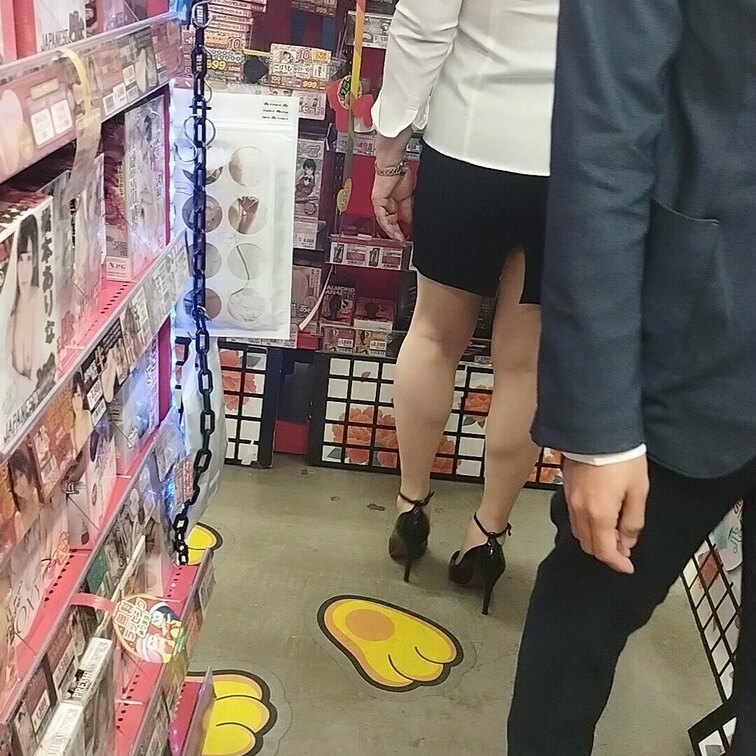 スリットの間から覗く尻
棚の間から覗く男たち
徐々にその距離を詰めていく