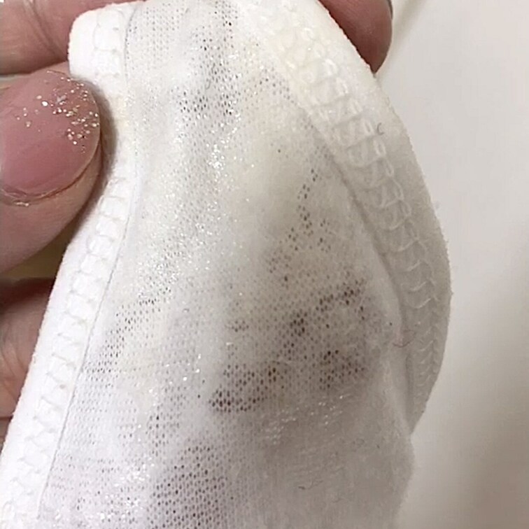 パンティの生地の穴が埋まる位に優奈の愛液でびっちょびちょに濡れまくった白のヒモTバック💗
優奈の超濡れ濡れパンティも売
