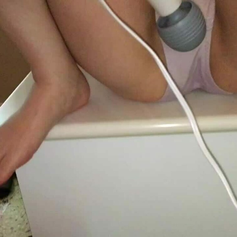 オナニーは毎日するそうです。
吸うやつが好きらしいですが電マしかなかったので
当ててます(^^)

おしっこはな