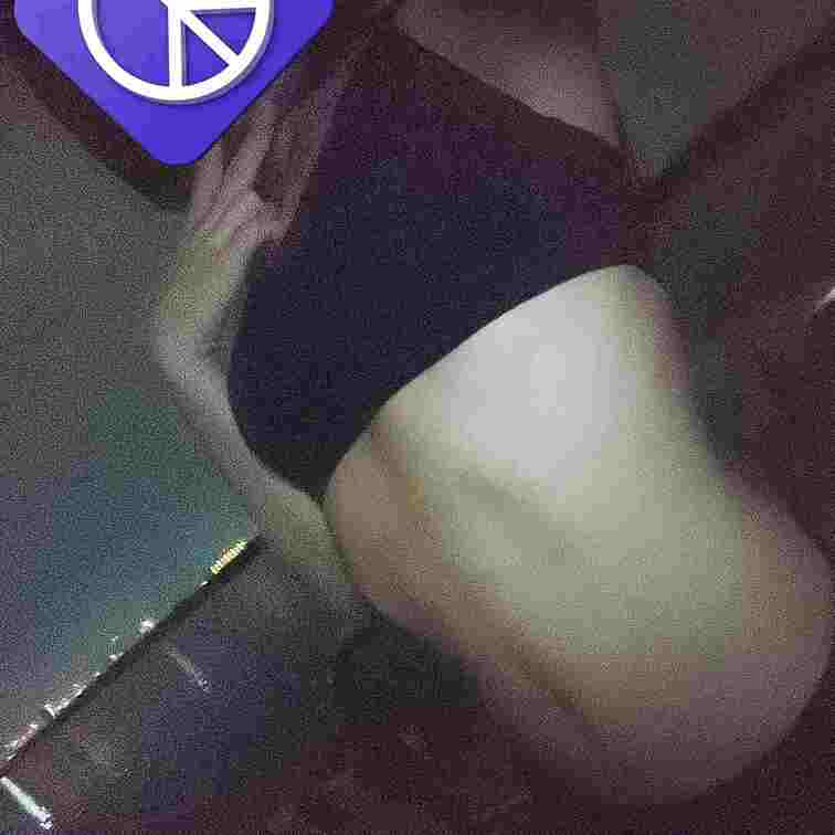 夜中に下着姿で出歩く女