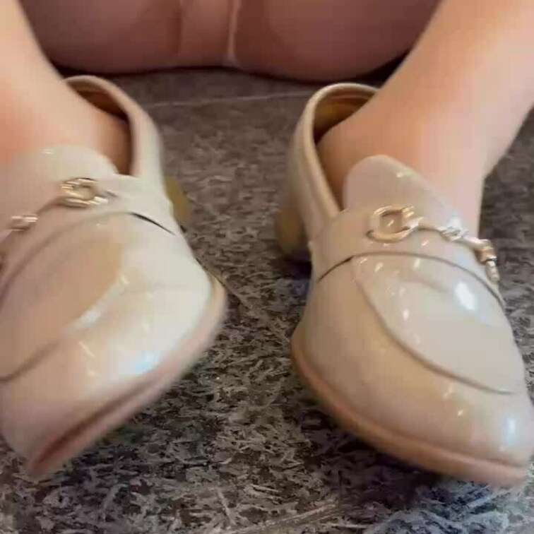 パンチラしながらパンプスのストッキング足です。