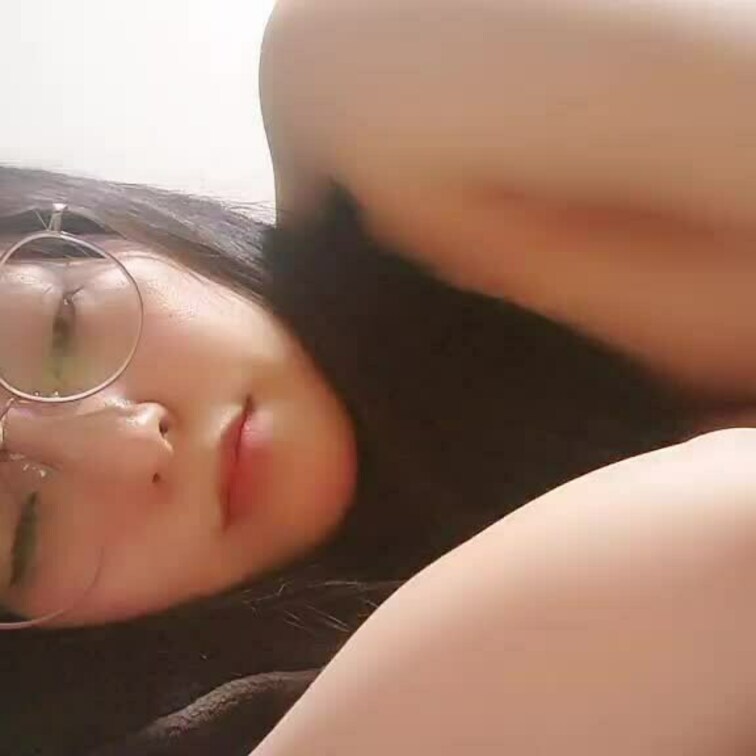 おっぱいを揉むっモミシダクっ
感じてるお顔見てください