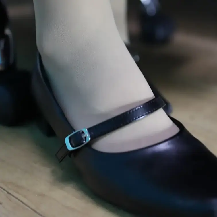 パンプス脱ぎから足指クネクネ