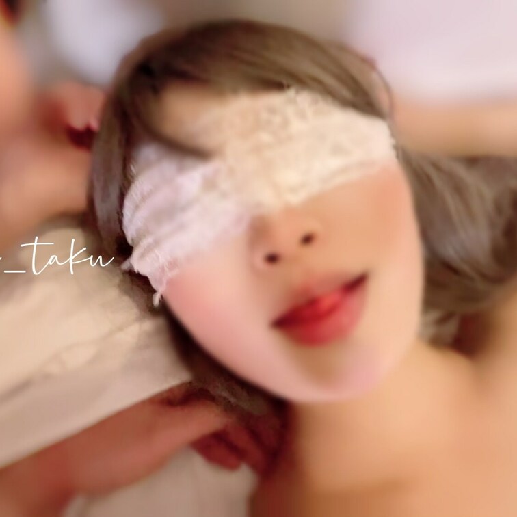 ぜんぜん見えないんだって
舌出して僕のくちびる探してるのかわいい♡