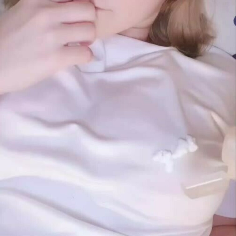 1人で遊ぶのたのしい...♡
 ぬるぬる気持ちいいからとまらなぃ♡ 


