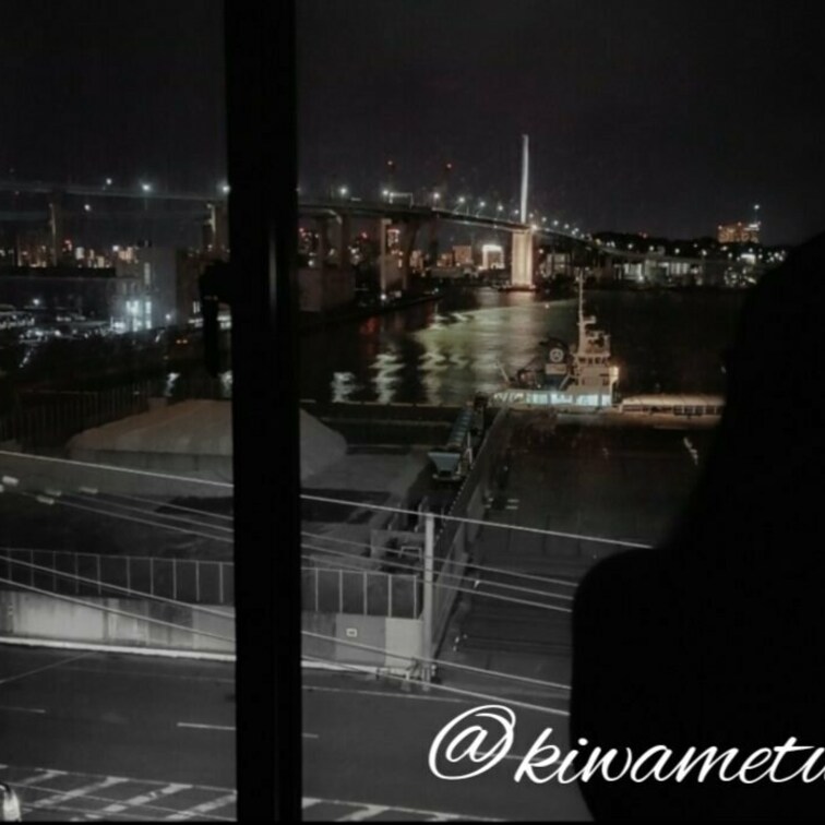 博多湾の夜景に見られてる