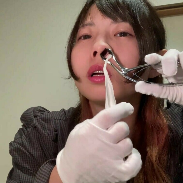 鼻にこよりを入れて、くしゃみをします。