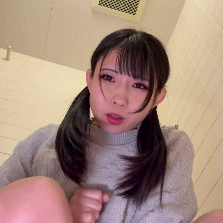 イベント帰りで、化粧をしっかりしています。
聖水を下から見上げて、浴びるような動画です。