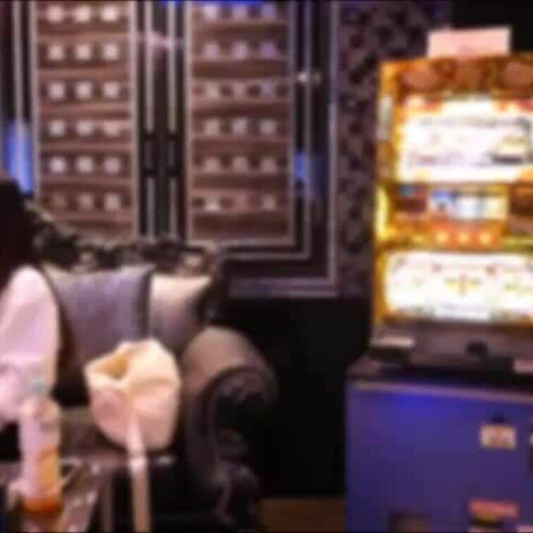 黒髪の清楚系な美女！！！

某デパートの総菜コーナーでアルバイトをしている
普通の女子です！！

そんな、男性