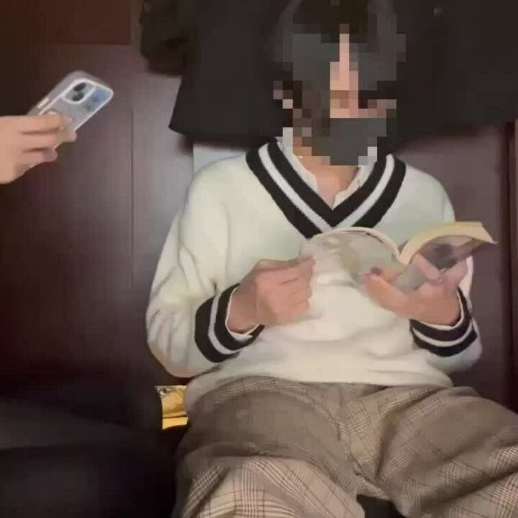 普通の学生カップルがネカフェで悶絶手コキ💕
頑張って声我慢してて可愛かった笑