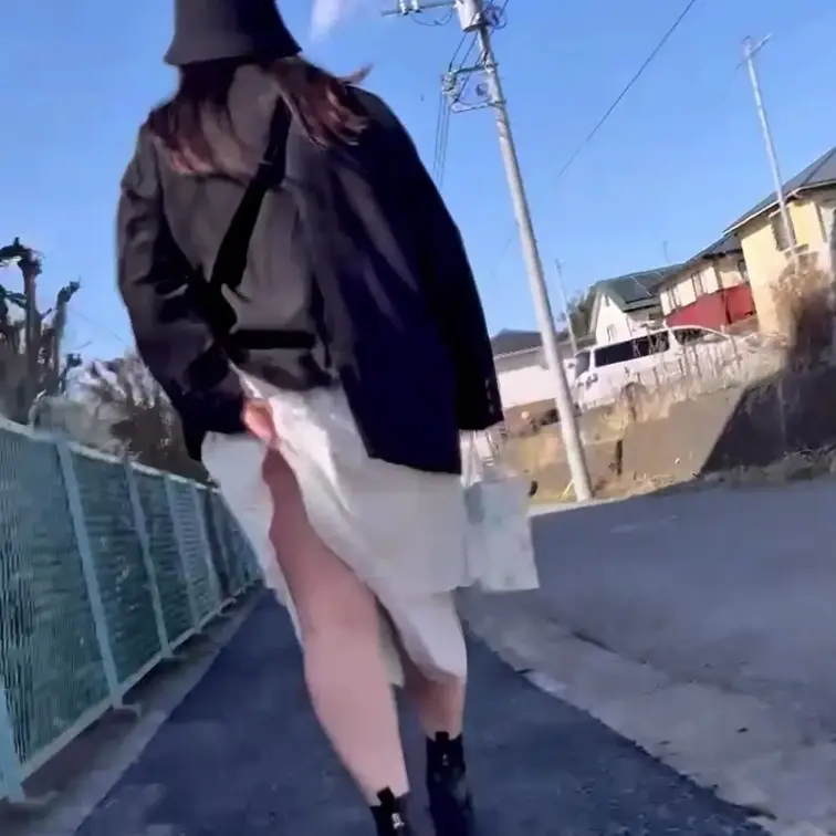 21歳　Gカップ美女　初ナカイキ

「人いるからできないです、、、」

終始露出が恥ずかしくて躊躇してた彼女。