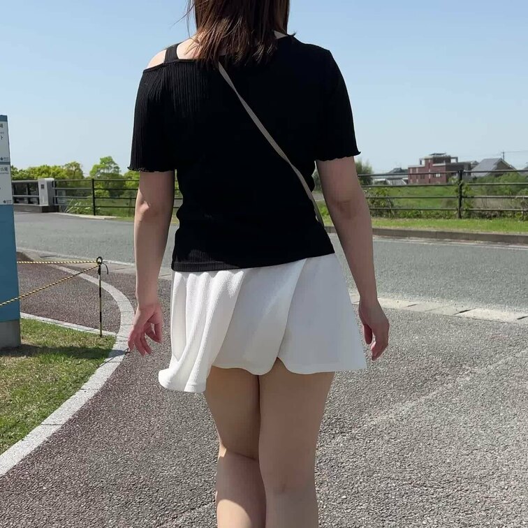 日頃は真面目な人妻なくせに見られ好きな隣の奥さん

見られてる視線を感じるのがたまらないみたい