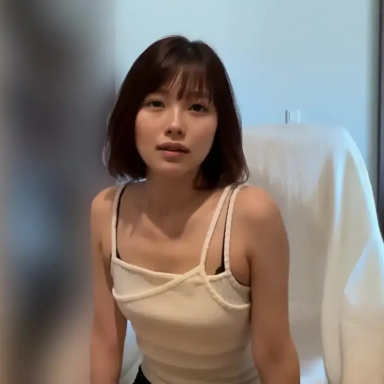 ※縦横を一緒しないで撮っちゃったので2パートに分けてます。こちらはメインパートです。
今日もお疲れさま🌟
会議のあとから、なんかずっと上の空だったよね。
資料見てるふりして、全然集中できてなかったの、先輩の私には結構分かりやすかったよ。笑
…まあ、原因もなんとなく分かってるけど🙈
今日は、そんなあなたのことをちゃんと見ながらお話してあげる。
前回より近い距離で♡
...ちゃんと最後まで見てなよ? (1/2)