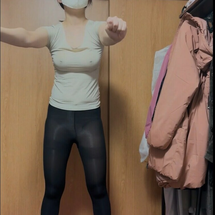 乳首が透けるピタピタシャツと黒透けタイツでスクワット息切れ筋トレしました