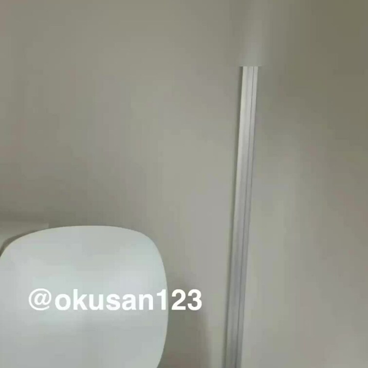 ヴェネチアマスクをして主に御奉仕してくれる奥さん。
家庭の日常。

他動画では観れない奥さんの瞳を見てあげてくださ