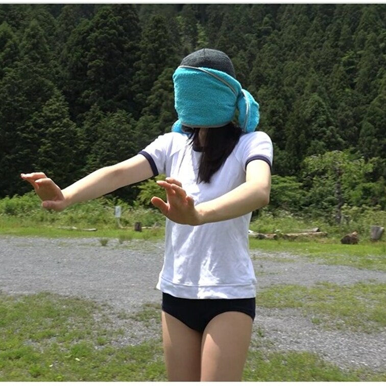 ブルマのコスプレで手探り歩きする