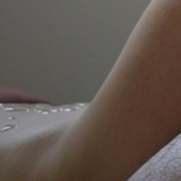 オイルマッサージして敏感になっている身体を更に気持ちよくしてもらっている動画です🤩

基本敏感体質なので、オイルマッ