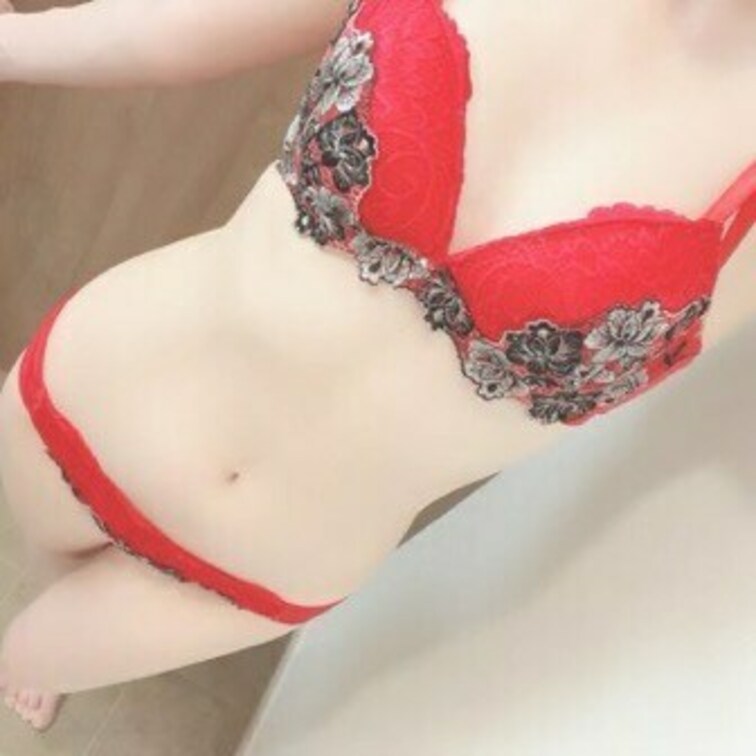 陽菜の今日の下着です🥰🥰
赤のセクシー下着の上下です🥰
