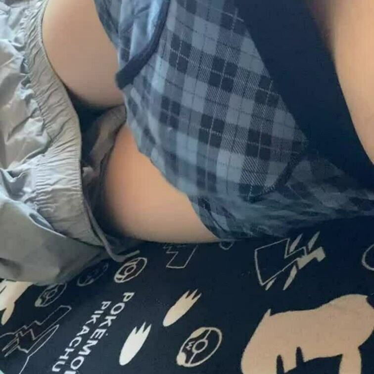 パンツの中でシコシコして射精
もう少し精液が染み出す予定だったけど、微妙なシミができて終わってしまいました...
