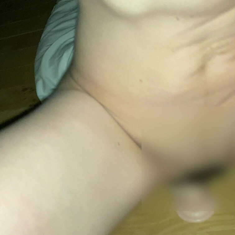 ディルドに跨がり他人棒意識しながら舐める妻💕
動きながら舐めてるのがえろいです！