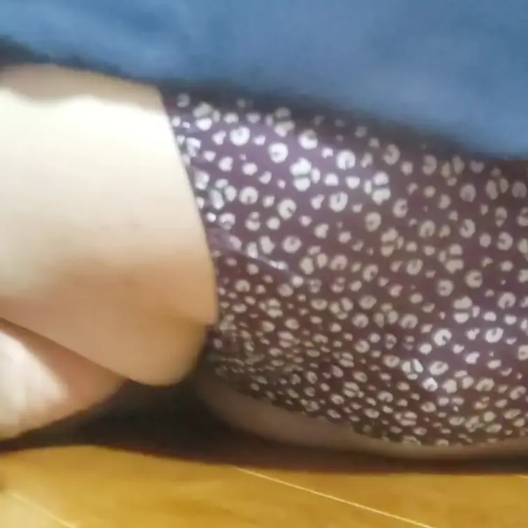 回数:5
初めにりあちゃんのお尻が少し動いたかと思えば重厚感のある音が響きわたり、その後すこし経ってからくぐもったやや