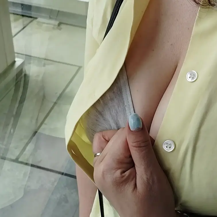 ♥️露出♥️ロープウェイ乗場でこっそり巨乳露出

平日なのに意外と人が多くて