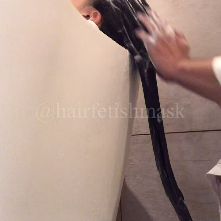 黒髪スーパーロングヘアのシャンプー動画です。