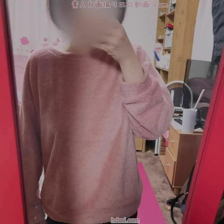 ノーブラで服をめくってギリギリ乳首までめくったよ☆