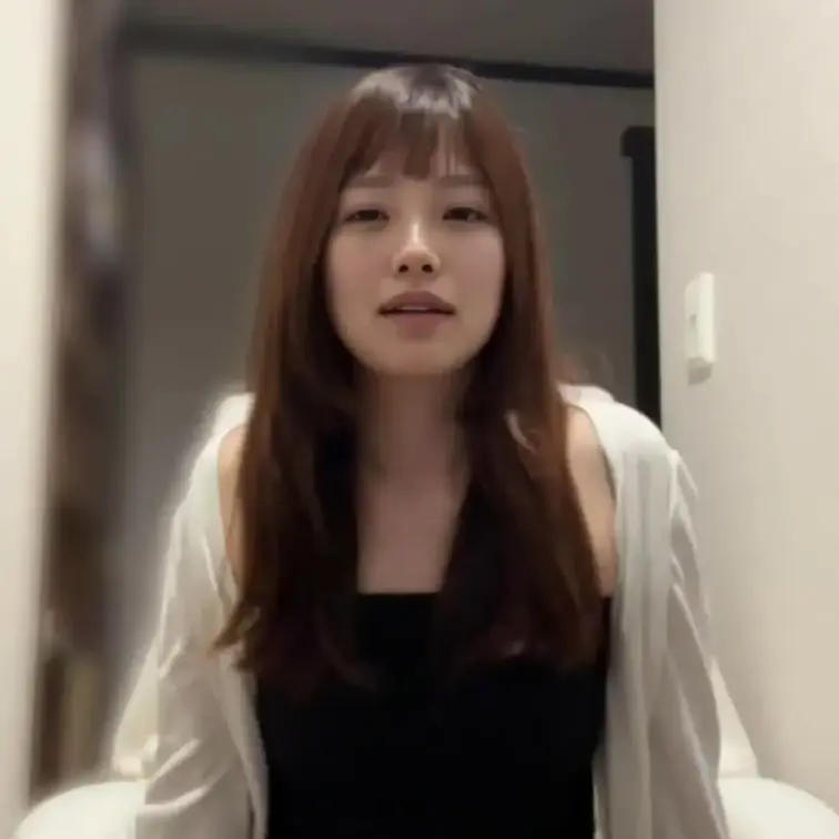 結衣です！今回は足を見せる動画を、ちょっと今までとは違う口調でやってみました...！普段あまりこういうこと言わないのでち