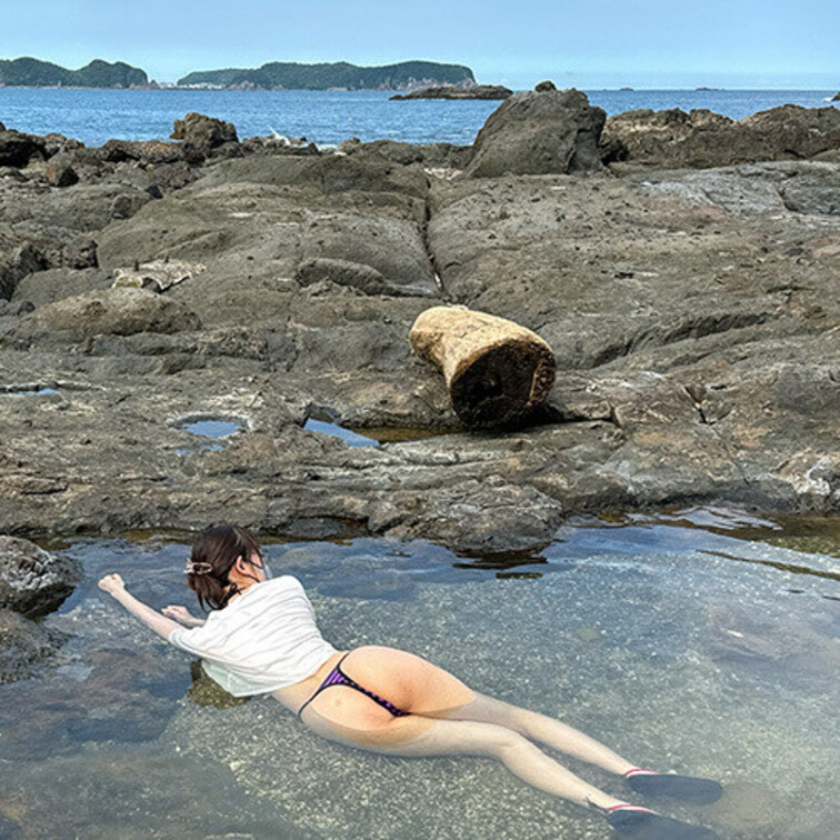 【横アングルVer】
海沿いにある野湯を堪能してきました💕
最高のロケーションで全身で浸かることができるのは本当に最