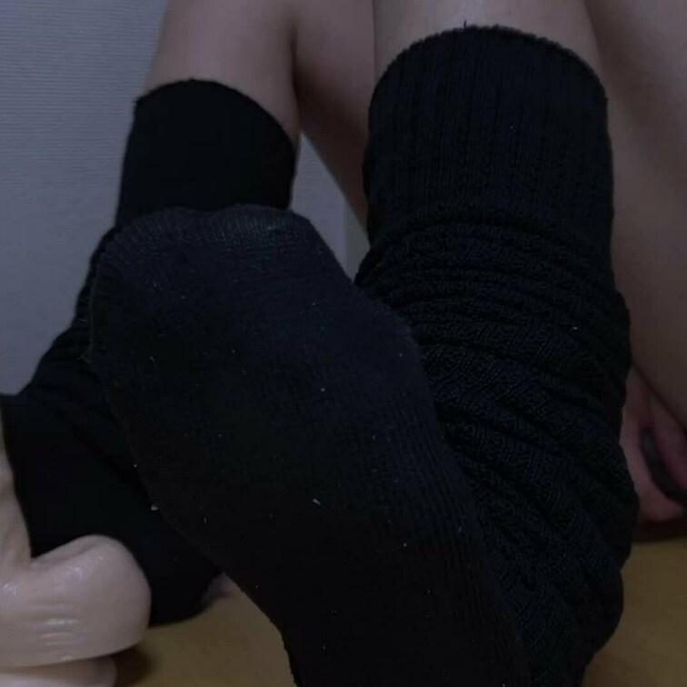 鼻に臭いが付いてとれない黒ルーズで足コキ❤︎
最後はたっぷり黒ルーズにぶっかけられて足裏がベトベトでうちのあそこも興奮