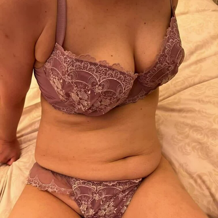 先に上げた下着を着けて、初めて動画の撮影をしてみました。恥ずかしがってるめろちゃん、見てあげてください