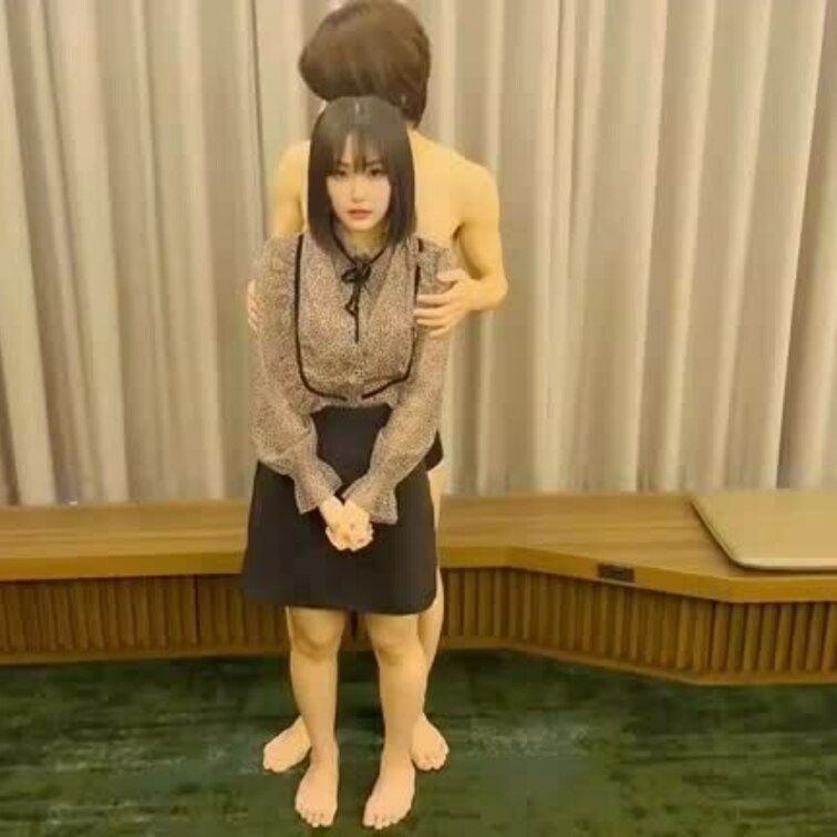 後ろから触られるとドキドキします...