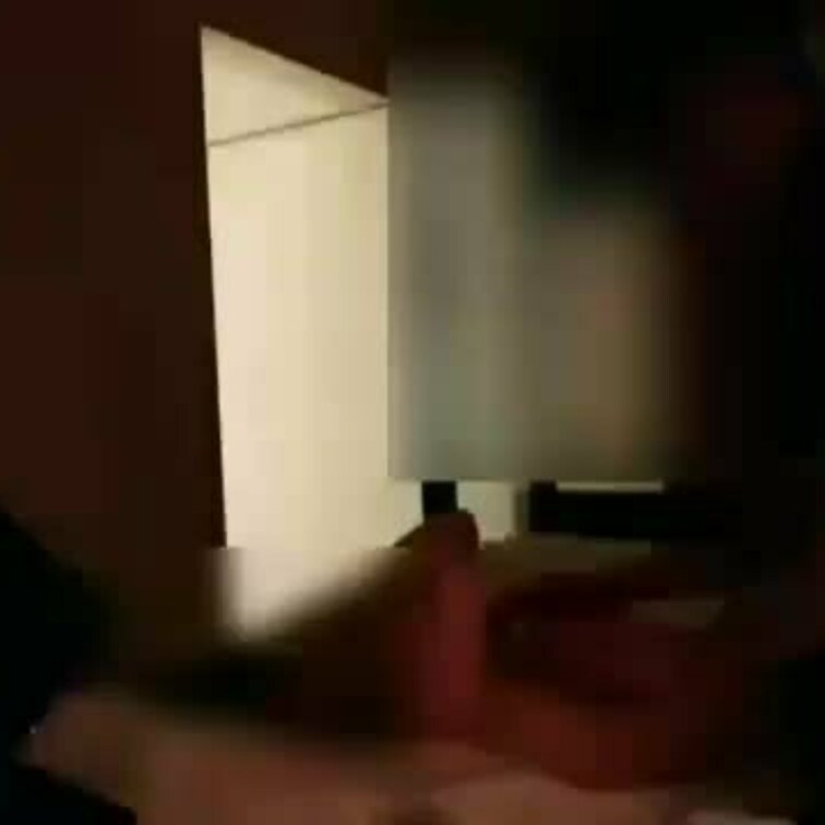 おっぱい愛撫　感じるとベロンと舌を出すエッチな子1
すぐに何度もイッちゃう乳首敏感女子です。優しい手つきで上からブルブ