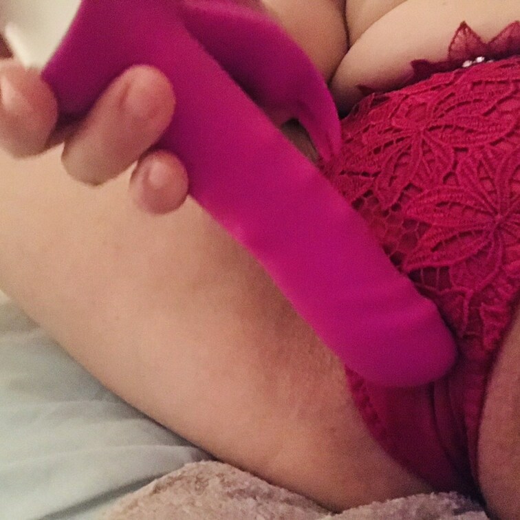 初めての投稿なので、まずは挨拶代わりにエロいパンティ姿と巨乳をお見せします。少しずつ人妻のエロいところお披露目しようと思