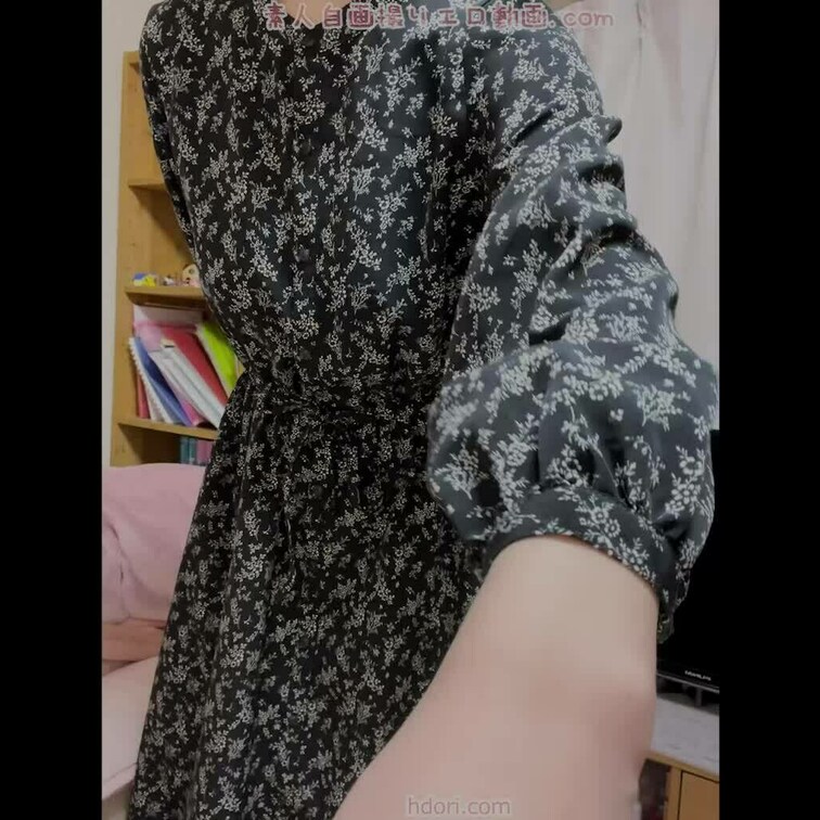 ワンピースの上から股間をもぞもぞしちゃいました☆