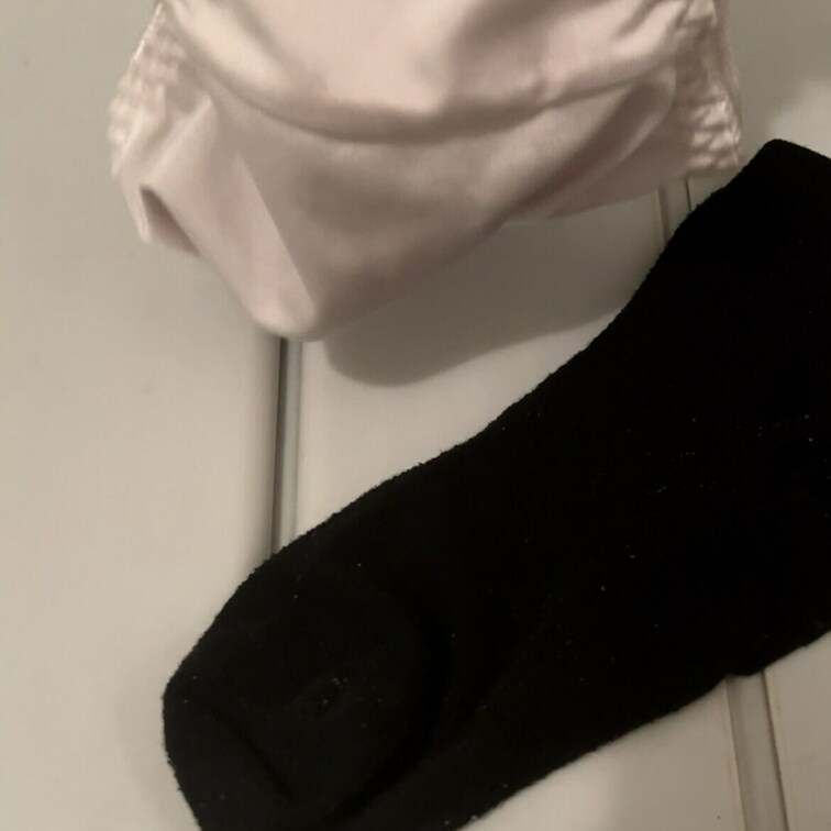 19歳専門学生のつきちゃんがJ⚪︎時代に履いてた靴下とパンツでシコっちゃいました😌
