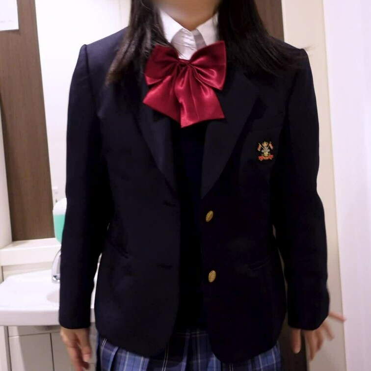 未満系？？おさなすぎる童顔美少女のト〇レオナニー
外から至近距離で声が聞こえる中、最後は全裸ディルド挿入で激イキ
※