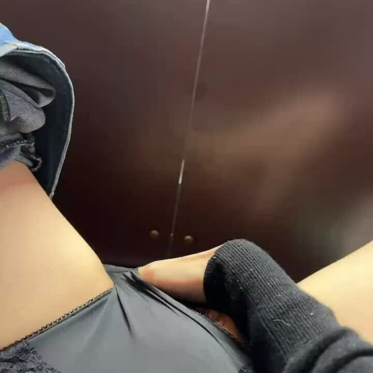 初めてネカフェに行ってきました
想像よりも静かだし上は空いてるし💦

途中で気づいたんだけど壁に隣を覗けるぐらいの