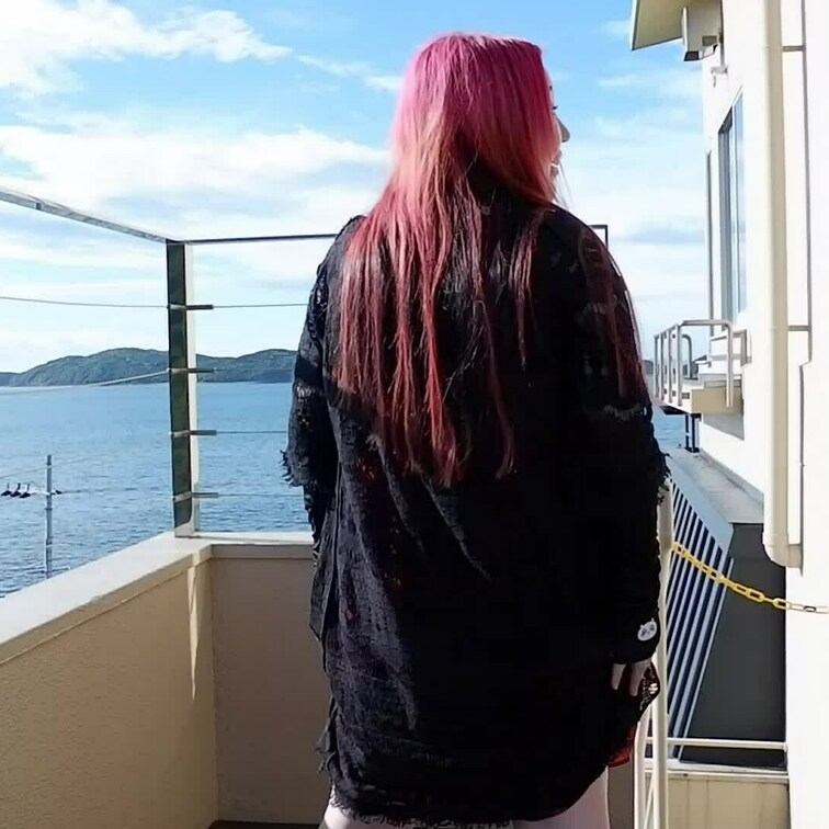 りほさんが旅館のバルコニーでスカートをまくってお尻を出す画像です。他のお客さんが来るかもしれないのに勇気ありますね。