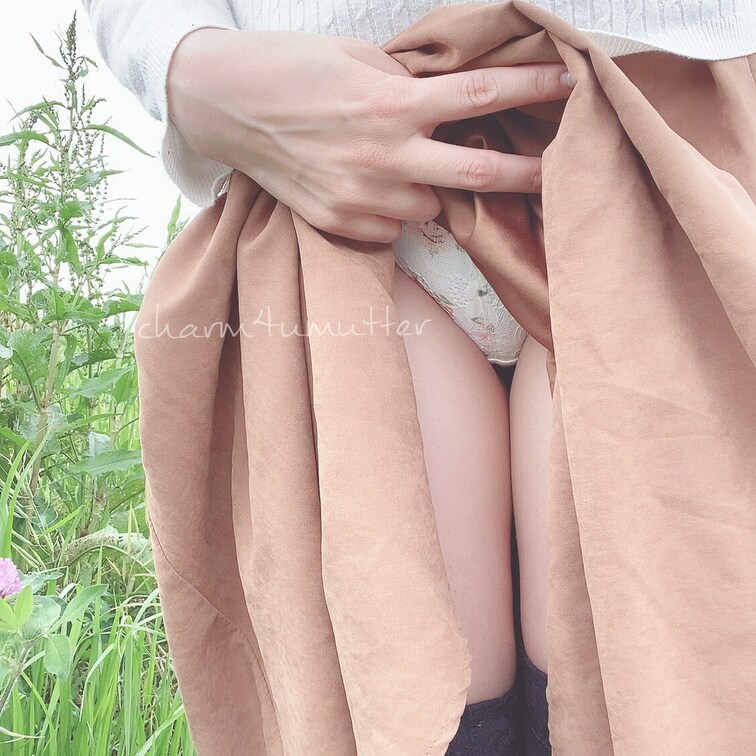 花柄の下着でお散歩♪人いない…？(ﾁﾗｯ