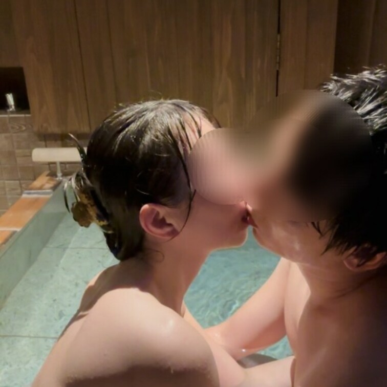 フルver. 【個人撮影】温泉旅館♨️早朝の露天風呂でぎゅーしながらまったり♡良い雰囲気の中で朝から濃厚なディープキスを