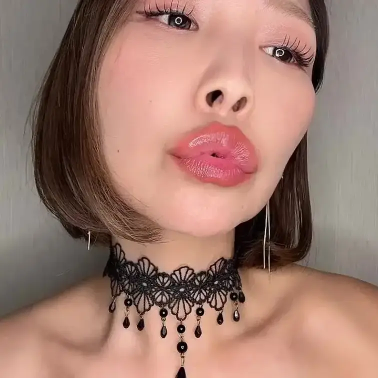 たっぷり私の【舌・唇・唾液】を堪能してもらったシリーズ💋👅💦

クネクネやらしい動きをしながら、ひたすらたーっぷり自分の唾液はじめ、ディルドを堪能して、ぐっちょグッチョグチョ……💖

・舌と唇をたっぷり堪能
・ディルドにキス〜唇コキ
・『くっさいチ○ポ』を連呼
・唾液遊びでグッチョグチョ
・卑猥な音を立てながら唾液を手でこねくりたわす
・顔も唾液まみれに
・自分の唾液を堪能しながらオナニー

たっぷり20分動画💖