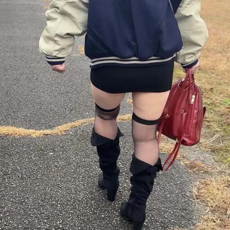 公園をミニスカとガーターで歩くだけの動画。階段を歩くとお尻が丸見え・・・