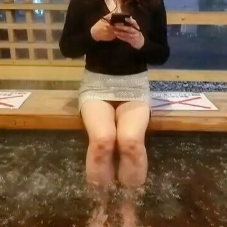 足湯って意外な露出スポット
目の前に座るお○○○さんに
見せ付けて反応を楽しみます