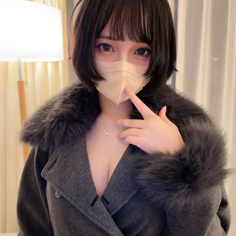 コートの下はなんでしょう……