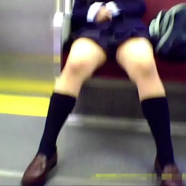 電車で眠る制服少女は絶好のおマンコモデルです。