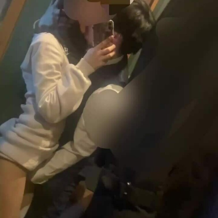 普段より暑い日に6畳半の満喫にいたら肌に触れたくなるに決まってる😳🔥