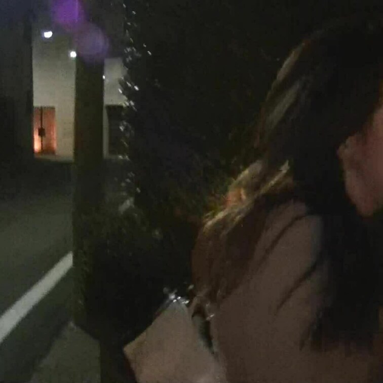 仕事帰りのOLさんを捕まえてプチ露出散歩を体験してもらった。

めっちゃ恥ずかしそうにしているのがそそられます
